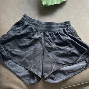Lululemon Hotty Hot short 2.5” size 6 no liner
